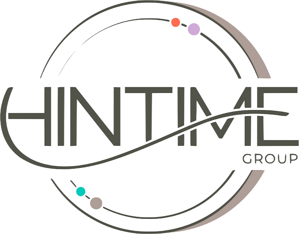 Logo di Hintime Group con cerchi colorati e linee curve che circondano il testo stilizzato su sfondo trasparente.