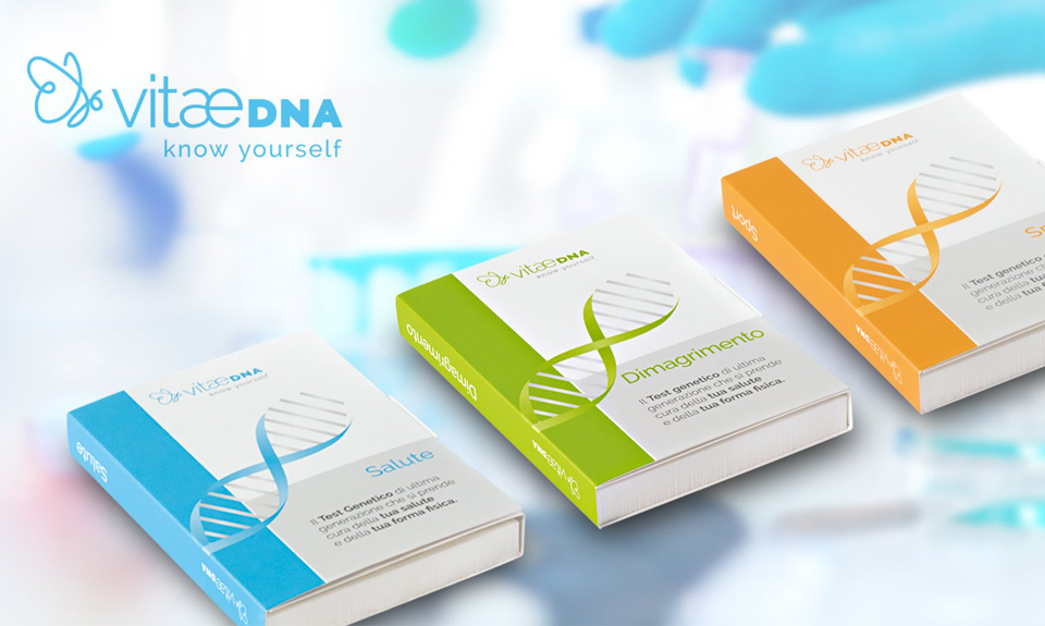 Tre confezioni di test genetici VitaeDNA: Salute, Dimagrimento e Sport su sfondo sfocato.