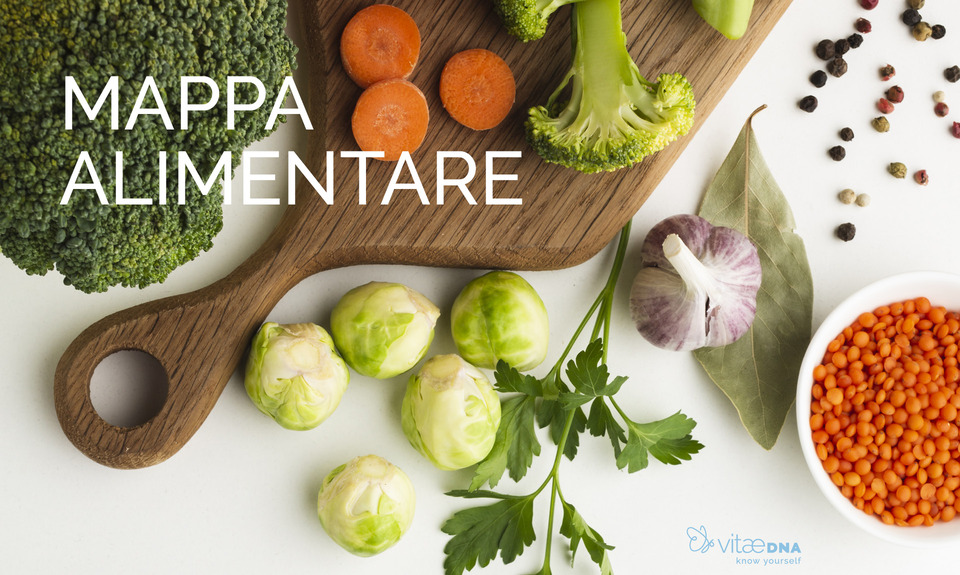 Verdure fresche assortite con testo Mappa Alimentare su tagliere di legno, comprensivo di cavolfiore e carote.